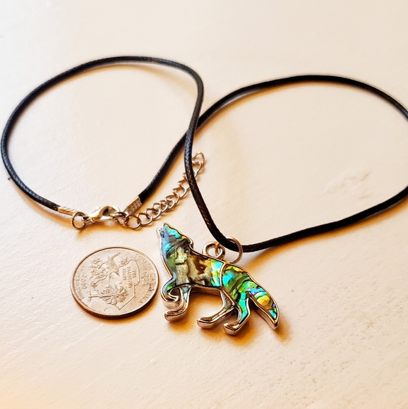 Abalone Shell Howling Coyote pendant necklace - Picture 3 of 5